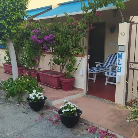 My Little House: Seaside With Patio And Parking Apartment